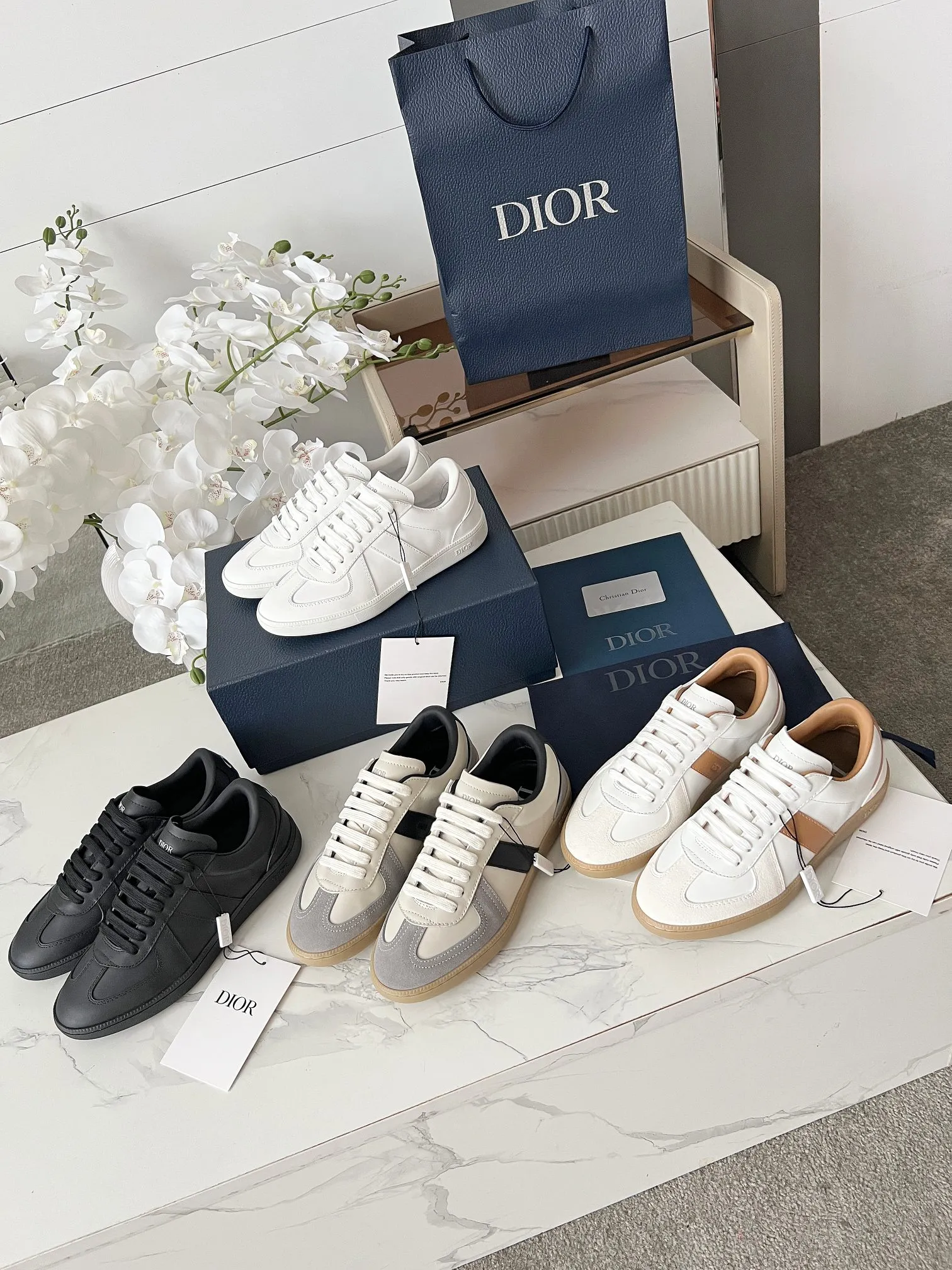 Men's Men's Shoes💰420 [New Style]🍿🍿Dior Dior Size: 38-44 (45 customized) 2025 new Dior B01 top version of moral training shoes! ! ! Made of white and brown first-layer cowhide, paired with white high-mercerized smooth suede, the upper is fully oiled and the original TPU molded outsole. New to the Fall 2025 collection, this sneaker marks the return of Dior’s classic style, reinterpreted in a stylish and elegant silhouette. Crafted from brown and white smooth first-grain cowhide, it's decorated with white high-mercerized cow suede splicing to enhance the style. Lined in tonal silk sheepskin, the shoe is finished with the Dior logo on the tongue and inner sides, and the CD icon on the heel. Paired with amber Tpu non-slip soles, it can be matched with various styles to create a sophisticated look.